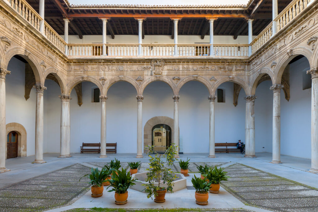 Granada_-_Hospital_Real_-_Patio_de_los_Mármoles_-_2
